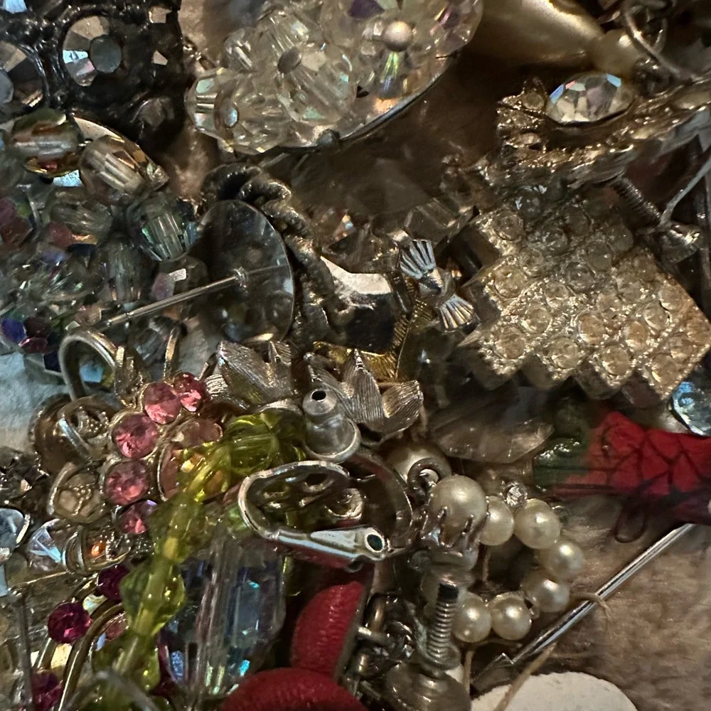 1/4 Pound Vintage 60’s to Present, Jewelry/Crafting Lot. - Picture 2 of 8
